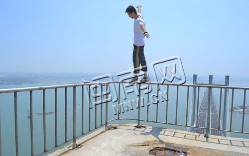 他们把平台护栏当平衡木，玩起了“走钢丝”，还发到了微博