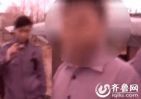 民警对嫌疑人进行盘查。(视频截图)