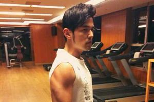 周杰伦与刘畊宏比肌肉被虐 网友:心疼周周