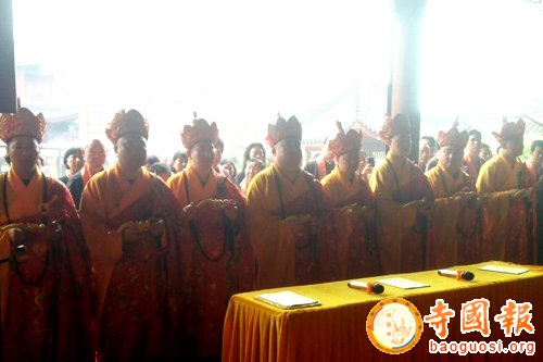 主礼法师为水陆法会内一切贤圣说法开示