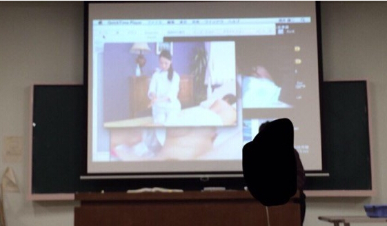 教授不小心在课堂上播映A图，共有3张长达30秒。