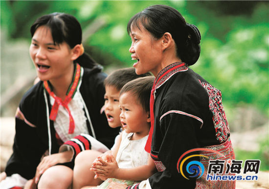 琼中黎族苗族自治县上安乡作芽村两位妇女带着小孩唱山歌。李英挺 摄