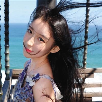 周夢晗微博上有超過10萬粉絲，她將粉絲引入到微信朋友圈里向她們推銷面膜。網絡截圖