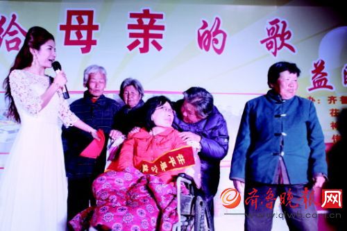 在晚会现场，十二位大娘受邀登上舞台，和刘小芳站在一起。