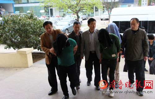 日照市公安局东港分局民警将犯罪嫌疑人初某等抓获。