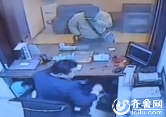监控中显示,该男子头戴鸭舌帽,刻意的用手来遮掩面部。(视频截图)