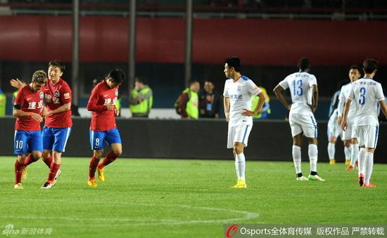 “什么？補時5分鐘？”昨晚建業與上海綠地申花的較量，當場邊第四官員舉起補時牌時，航體看臺上響起了一陣噓聲，此時此刻，有球迷開始擔心：建業隊會不會又重蹈去年的覆轍？隨著主裁判一聲終場哨響，所有人心頭懸著的一塊大石總算落了地。2∶1，這一回，煮熟的“申花”總算落到了建業手里。