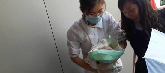 婴儿出生。