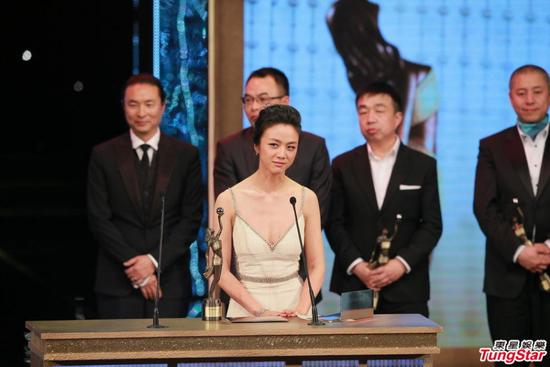在颁奖礼的最后，汤唯用一口流利的粤语表达了对这个场地的尊重。