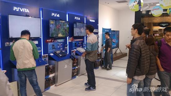 索尼直营店内试玩国行PS4的玩家