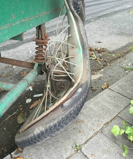 杭州西湖边1辆苏E牌照小车撞倒环卫工后逃逸