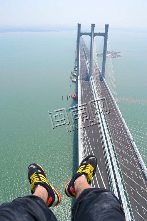 他们走到157米高的平台边缘俯拍