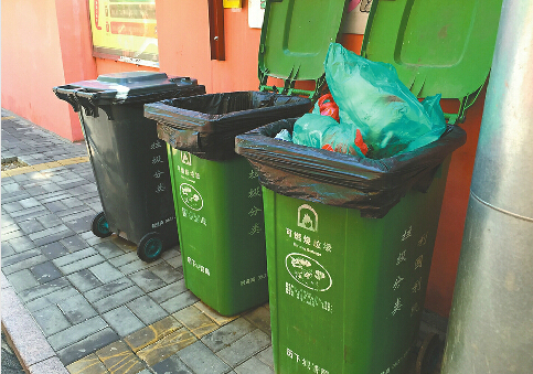 甸柳一居社区内摆放着两色垃圾桶，提醒居民注意垃圾分类。 记者曹茜 摄