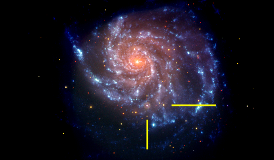 可见光和紫外线下，Swift卫星拍摄的M101星系照片，黄色线代表超新星SN2011fe的位置。照片是伪彩色的，蓝色表示紫外线部分，红色表示可见光部分。