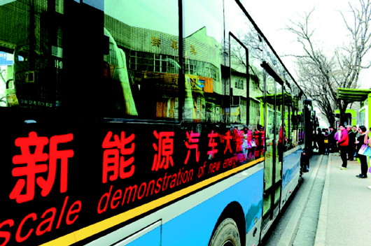 在济南市舜耕路,一辆新能源公交车进站。(资料片)