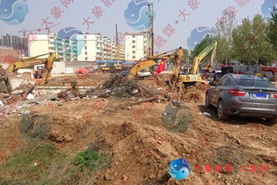 三臺(tái)挖掘機(jī)還停放在地鐵工地旁