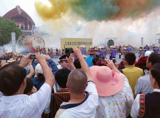 五指山举办祭祀黎祖袍隆扣大典