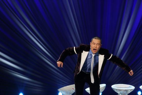 小沈阳舞台踩空