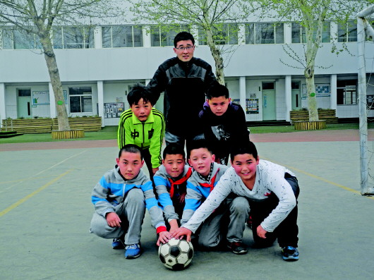 李波希望能让孩子们感受到足球的快乐。