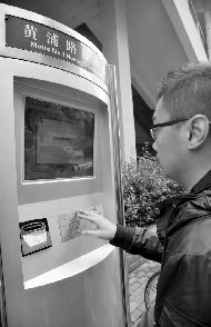 昨日，市民嘗試租借新型公共自行車。