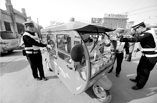 交警对上路的老年代步车进行严查 记者王锋 摄