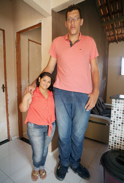 2.3米高男子迎娶1.5米高新娘