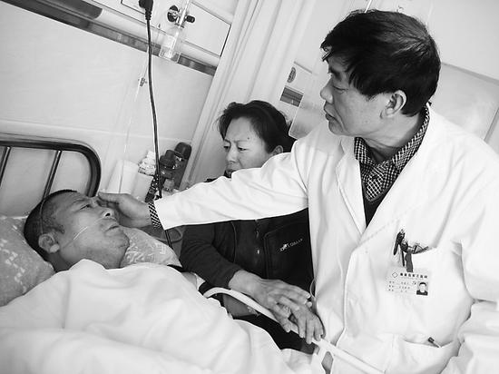 杨志强在医院接受治疗