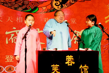 舞臺上的張存珠。