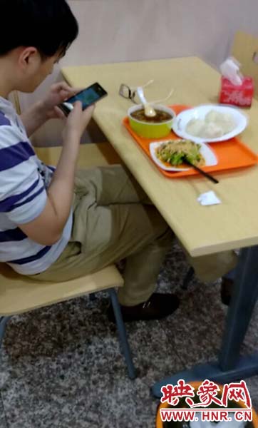 餐盘也是庆丰包子铺的逼真高仿版