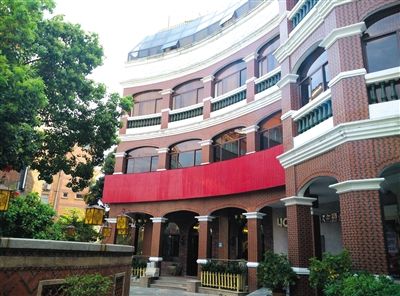 4月1日，六井孔一幢4层建筑。泉州多名干部称，2010年下半年，徐钢每周至少三天的下午在这幢建筑的地下酒窖。本组摄影/新京报记者 翟星理