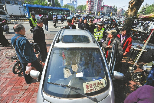 昨起三天，濟南展開“七類重點車輛、七種違法行為”整治行動，查處的車輛中，老年代步車占多數。圖為解放路與歷山路交叉口處，交警查處一輛無牌無證的老年代步車。