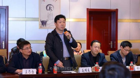 青天河景區管理局是明友局長向記者介紹景區情況和整體規劃（攝影：任紅兵）