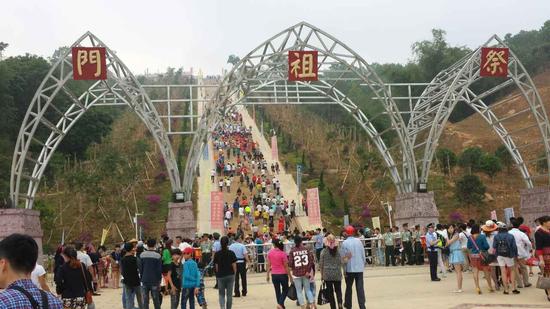 五指山举办祭祀黎祖袍隆扣大典