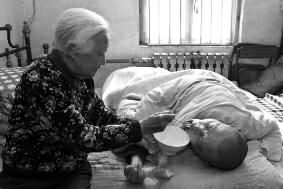 8旬老人照顧癱瘓兒子