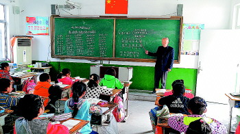 长清区山村教师在给大山里的娃娃们认真讲课。