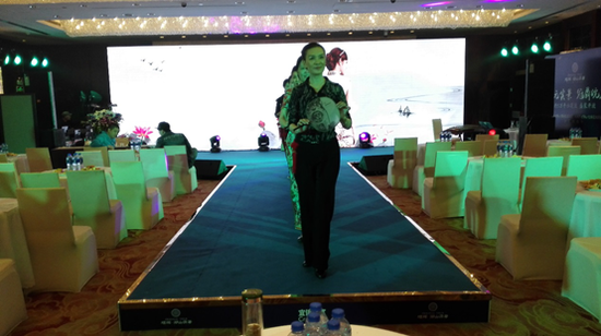 宜信财富掀起旗袍风