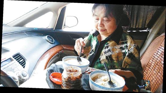 61岁考取驾驶证 他开着床车带老伴看世界