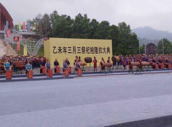 五指山举办祭祀黎祖袍隆扣大典
