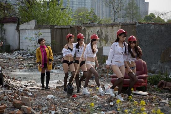 居委会大妈驱赶|性感|嫩模|写真_新浪<em>女性</em>_新浪