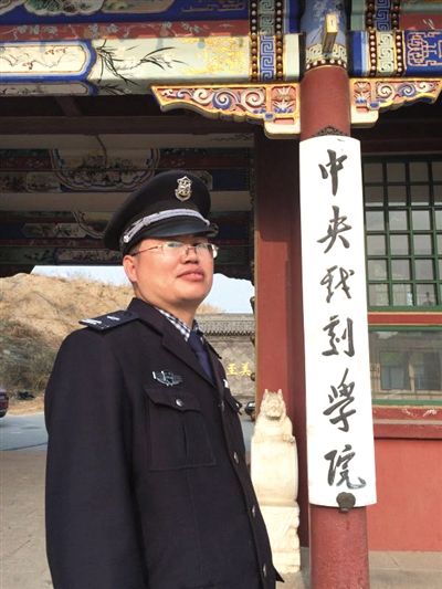 4月10日，當時還是中戲昌平校區保安的王亞軍，站在學校門口。因撰寫“姿色鑒定學”引起廣泛爭議。A16-A17版攝影/新京報記者 凌晨