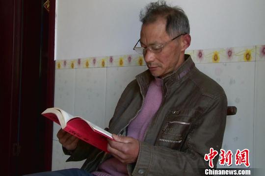 一位村民在阅读书籍 吴瀚 摄