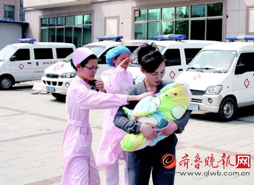 儿科主任葛永红抱着lucky准备登车，护士张志远（左）、徐晓丹跑上前哭着来送。
