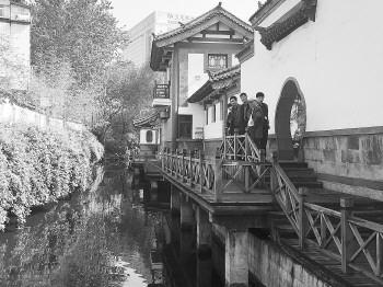 上周还臭气熏天的河道,如今已清澈见底。