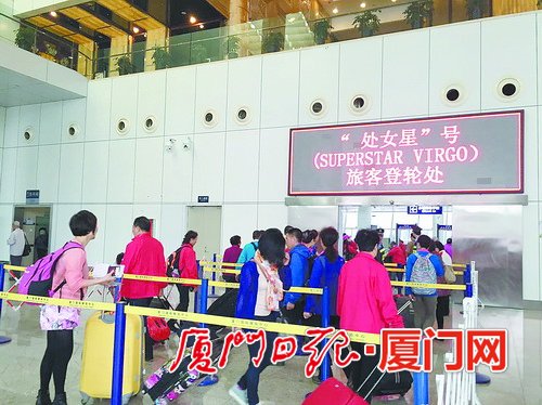 旅客排队登上“处女星”号邮轮。