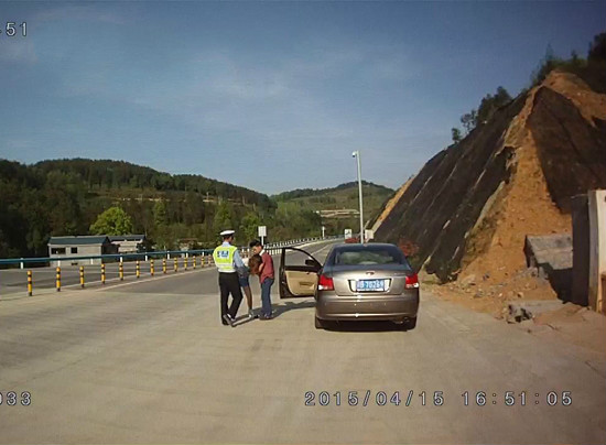 铜仁一夫妻因感情纠纷高速上大打出手