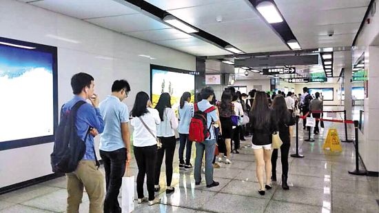 深圳地铁安检口排长队