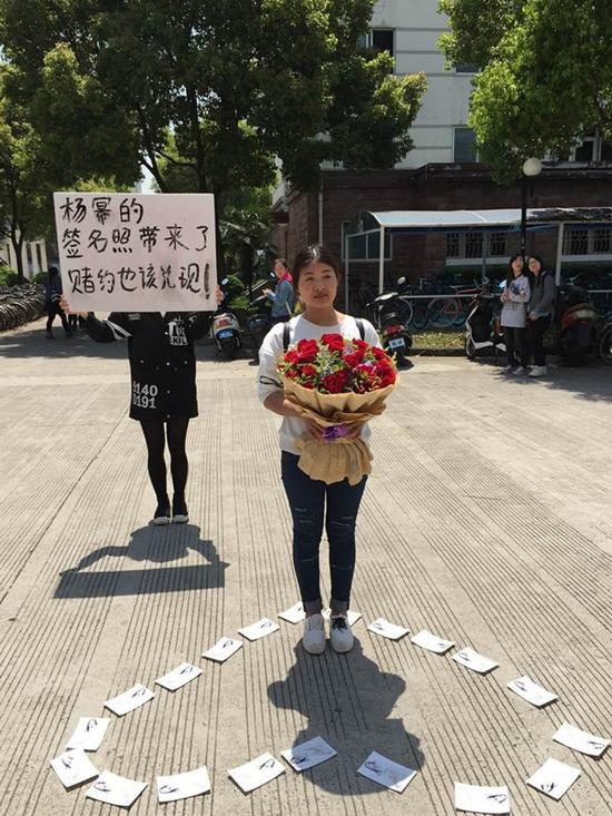 情当赌注?女孩用明星签名照求爱遭拒_搞笑视频