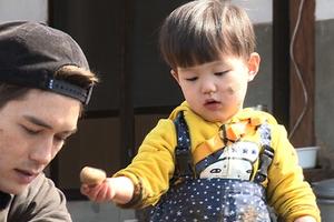 野生吃货！韩国2岁萌娃生啃带泥土豆(图)