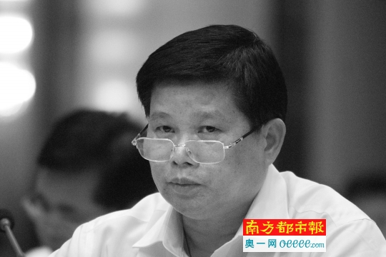 揭阳原市委书记陈弘平被双规前满头乌发,昨日在法庭上已是一头白发。 南都资料图