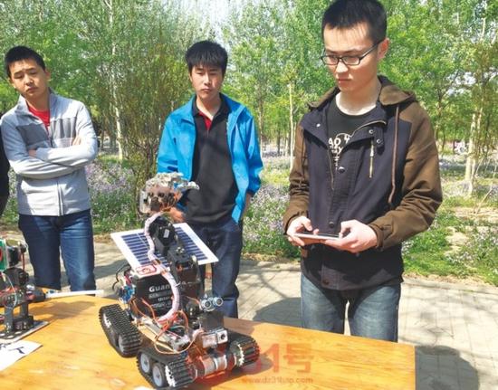大学生造机器人获百余项专利